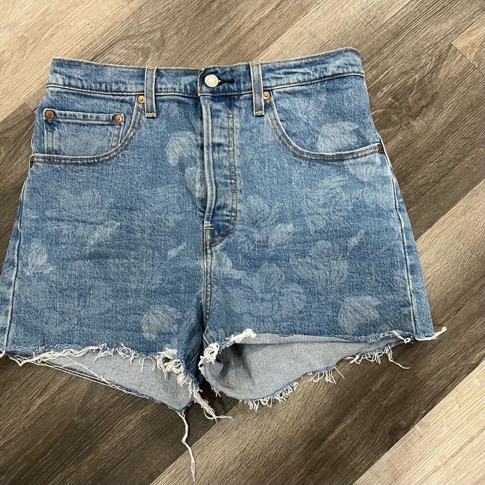 Levi’s floral print shorts with raw hem size 30 - Picture 3 of 9